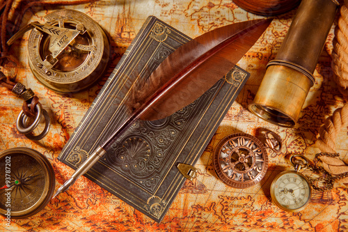 Foto Vintage magnifying glass lies on an ancient world map