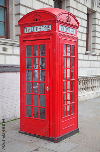 Obraz w ramie Red telephone booth in London