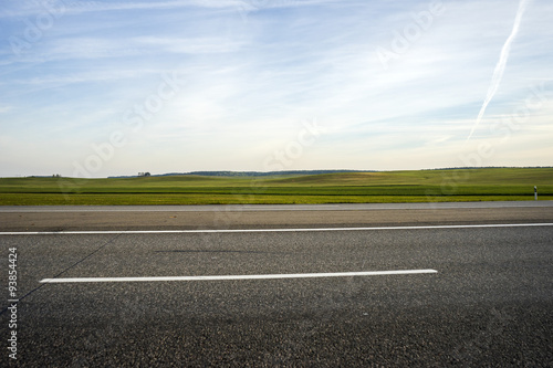 Fotomural highway and field against blue sky