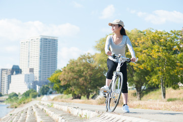 Wall Mural - 自転車に乗って遠くを見つめる女性