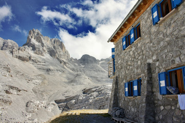 Wall Mural - RIFUGIO 12 APOSTOLI SULLE DOLOMITI DEL BRENTA