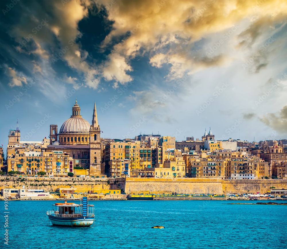 Obraz na płótnie View of Marsamxett Harbour and Valletta w salonie