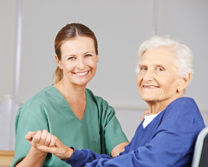 Wall Mural - Alte Frau mit Krankenpflegerin im Pflegeheim