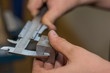 © alho007 - Person misst mit Messschieber Metallstück