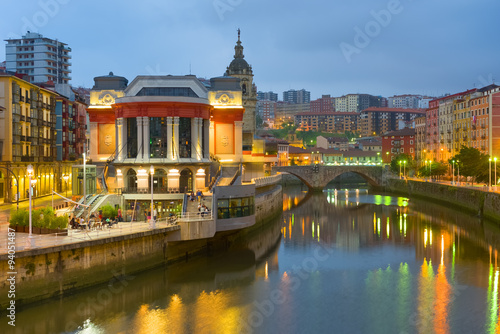 Bilbao in einer Sommernacht Fototapete