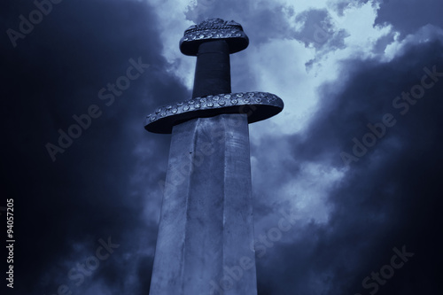 Fotografie, Obraz Středověký Viking meč proti dramatickou oblohou