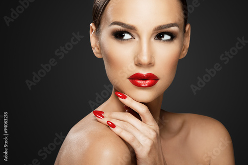 Fotografía Retrato de la mujer hermosa, belleza en fondo oscuro