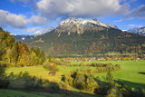 Fototapeta Natura - Herbst im Tal, Winter auf den Gipfeln der Berge