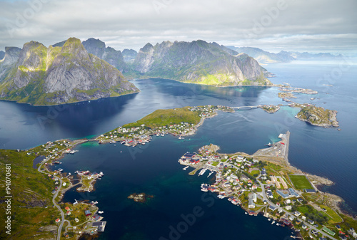 reine-norwegia-wioska-rybacka-na-wyspie-moskenesoya-aerial-vie