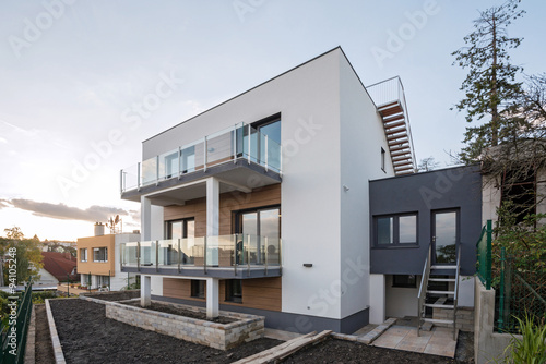 Fotografía Contemporary house exterior with sunset in the background