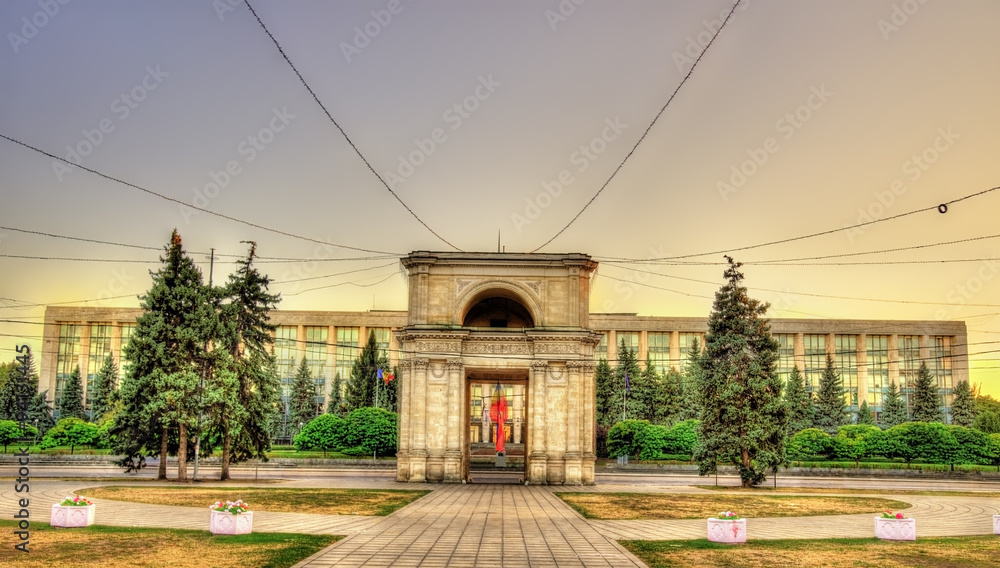 Obraz na płótnie The Triumphal Arch and the Government building in Chisinau - Mol w salonie