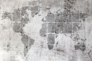  Szara ściana z kolażem arkuszy gazet w kształcie świata