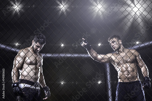 Fototapety MMA  zawodnicy-mma-na-arenie-przed-walka