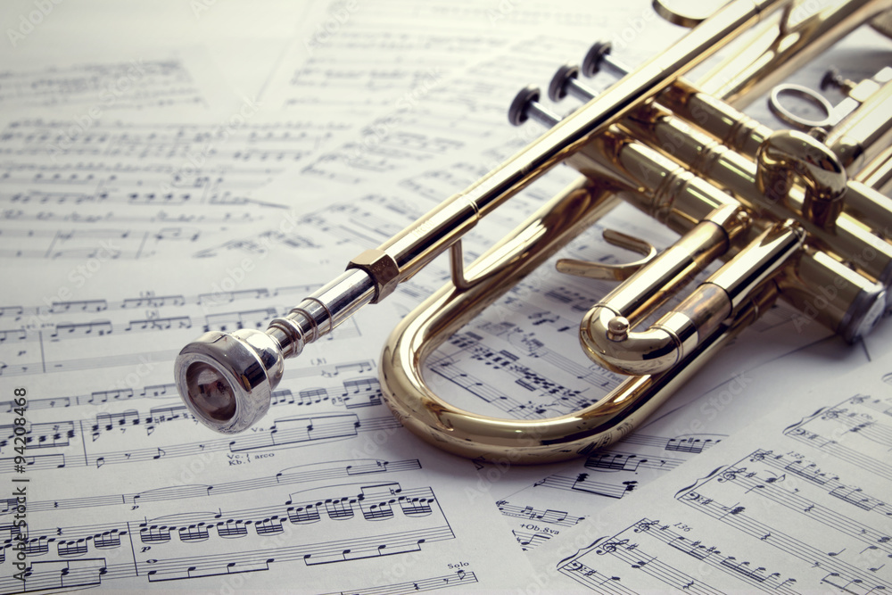 Trumpet on sheet music - obrazy, fototapety, plakaty 