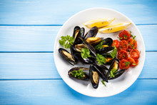 Cooked Mussels With Lemon And Cherry Tomatoes