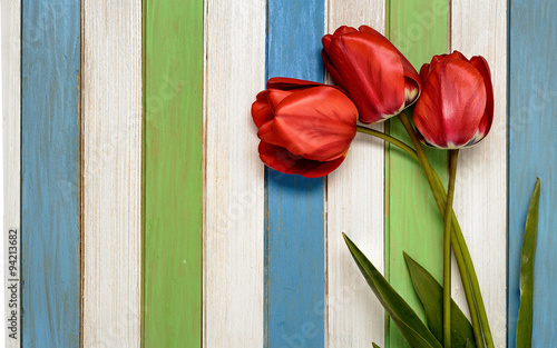 Naklejka na szybę bouquet of red tulips and colorful wooden strips