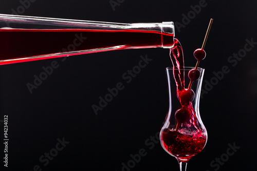 Fotografía cranberry liquor on black background