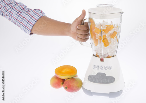 Plagát Licuadora, con fruta y jugo sobre fondo blanco.