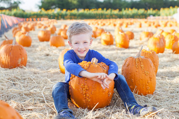 Canvas Print - kid at pumpkin patch