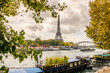 La Seine et ses péniches et au fond la Tour Eiffel à Paris, en île de France, France