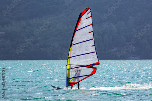 Obraz Dibond Windsurfer na jeziorze