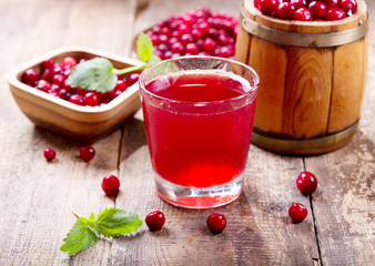 glass of cranberry juice with fresh berries