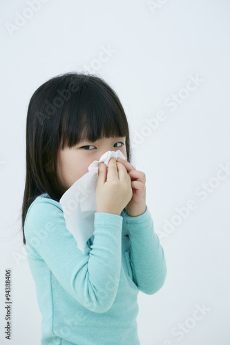 鼻をかむ女の子 Stock Photo Adobe Stock