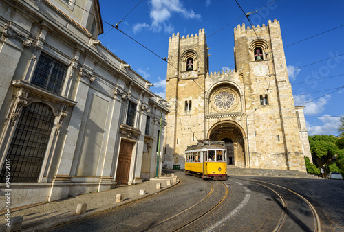 Plakat Stary tramwaj przed katedrą w Lisbon, Portugalia
