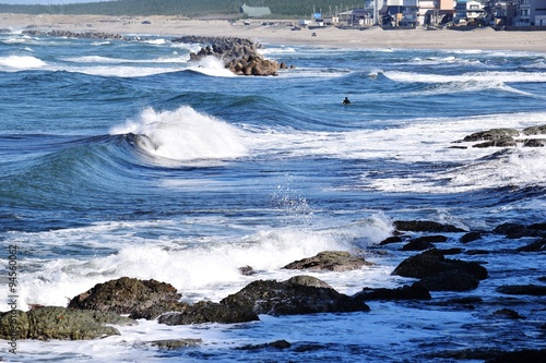 日本海の荒波 山形県の庄内浜で日本海の荒波風景を撮影した写真です 庄内浜は非常にきれいな白砂が広がる海岸と 奇岩怪石の磯が続く大変素晴らしい景観のリゾート地です Stock Photo Adobe Stock 日本海の荒波 山形県の庄内浜で日本海の荒波風景を撮影した写真です 庄内浜は非常にきれいな白砂が広がる海岸と 奇岩怪石の磯が続く大変素晴らしい景観のリゾート地です Stock Photo Adobe Stock