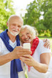 Glückliche Senioren machen Selfie mit Handy