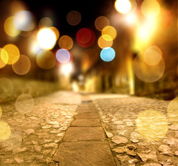 Fondo abstracto calle en la noche y luz de farolas.