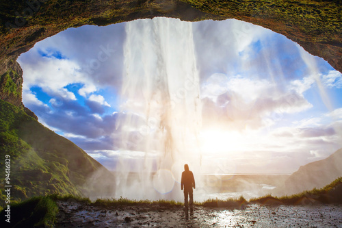Fotografía incredible waterfall in Iceland, silhouette of man enjoying amazing view of natu