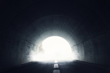dunkler tunnel mit licht am ende