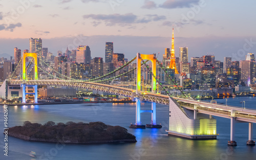 Dekoracja na wymiar  zatoka-tokijska-i-most-teczowy-w-tokio-wieczorem
