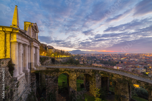 Pinturas sobre lienzo  La porta S. Giacomo dà l'accesso a Città Alta