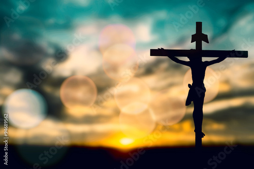 Obraz na płótnie canvas Sylwetka Jezusa z krzyżem nad tęczy zachód koncepcja dla religii, kultu, Boże Narodzenie, wielki piątek, Wielkanoc, Jezus zmartwychwstał, modlitwa dziękczynienia i uwielbienie, obietnica