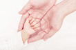 © DN6 - Hand the sleeping baby in the hand of mother close-up (Soft focu
