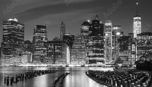 Plakat na papierze fotorealistycznym Czarno-białe zdjęcie z nabrzeża manhattan, nyc, Stany Zjednoczone Ameryki.