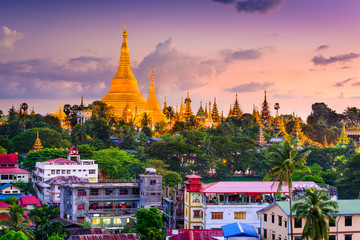 Fototapete - Yangon, Myanmar skyline at Shwedagon Pagoda