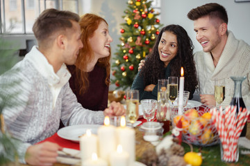 zwei paare feiern weihnachten zusammen bei einem gemütlichen essen