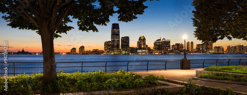 Cuadros en Lienzo Jersey City Waterfront with Hudson River from Manhattan at Sunse