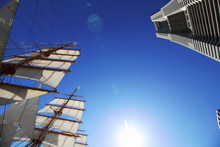 白い帆船・日本丸とランドマークタワー