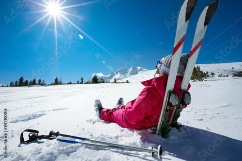 Fotografía Skier relaxing at sunny day on winter season