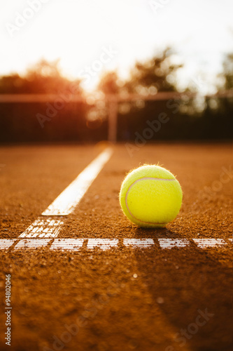 Cuadros en Lienzo Pelota de tenis en el interior de la caja de servicio