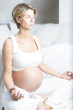 Schwangere Frau sitzend beim Yoga