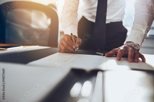 Fotografía Cierre para arriba el contrato de firma del hombre de negocios