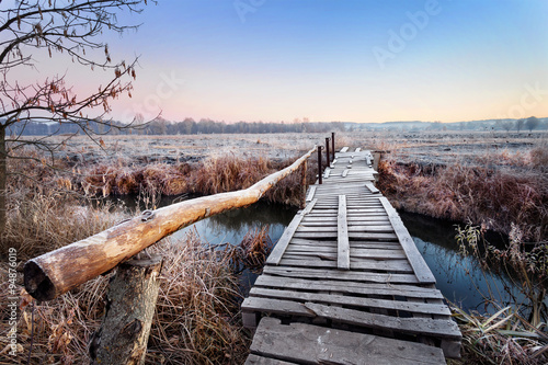Dekoracja na wymiar  drewniany-most-nad-rzeka