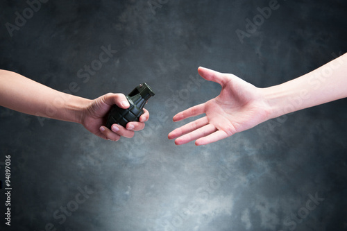 爆弾を受け取る人間の手 Stock Photo Adobe Stock