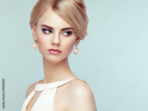 Fotografía Portrait of beautiful sensual woman with elegant hairstyle