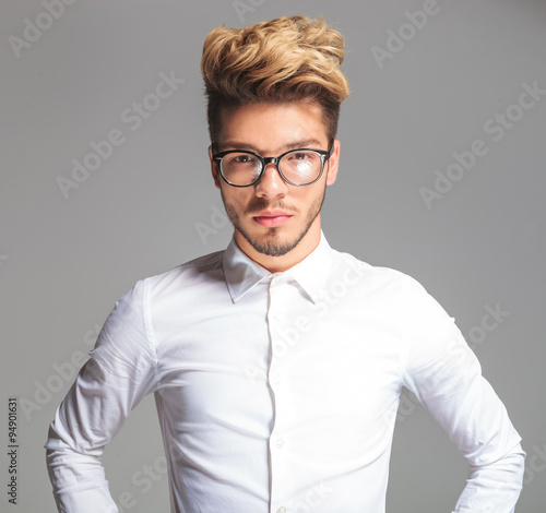 Tapeta ścienna na wymiar smart young man wearing glasses while posing